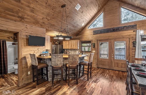 Shreveport Casa | Emerald Isle Lakefront Lodge with Hot Tub