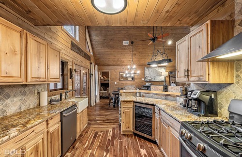 Shreveport Casa | Emerald Isle Lakefront Lodge with Hot Tub