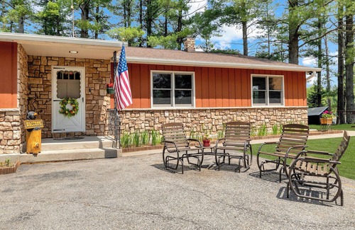 Riverview Casa | Lakefront Lodge-Private Dock-Swimming-Game Room