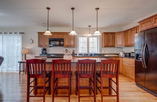 West Alton Casa | Lakefront Lodge sleeps 18 comfortably