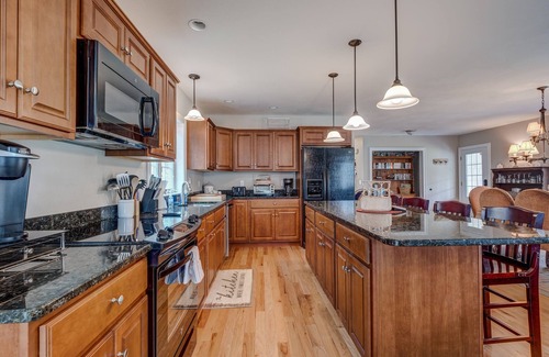 West Alton Casa | Lakefront Lodge sleeps 18 comfortably