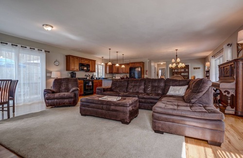 West Alton Casa | Lakefront Lodge sleeps 18 comfortably