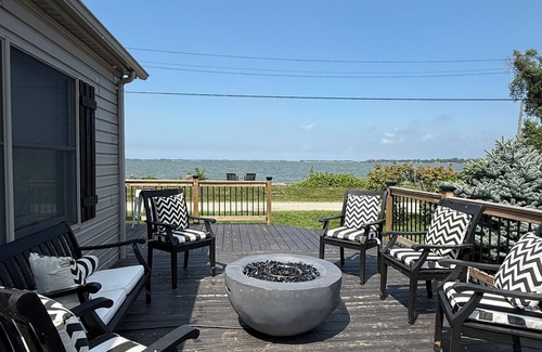 Gypsum Casa | Lakefront Lodge + Sleeps 12 + Bay Views + Hot Tub