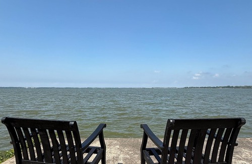 Gypsum Casa | Lakefront Lodge + Sleeps 12 + Bay Views + Hot Tub