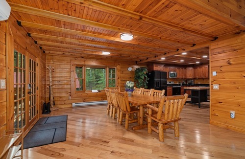 Highland Lake Cabina | Lakefront Lodge w/ Pvt Dock, Sauna, GameRm, Pickle/Basketball Court, Firepit