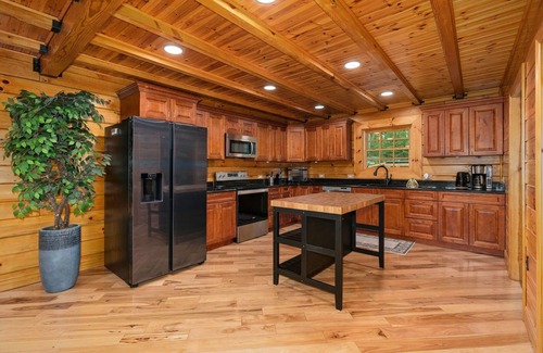 Highland Lake Cabina | Lakefront Lodge w/ Pvt Dock, Sauna, GameRm, Pickle/Basketball Court, Firepit