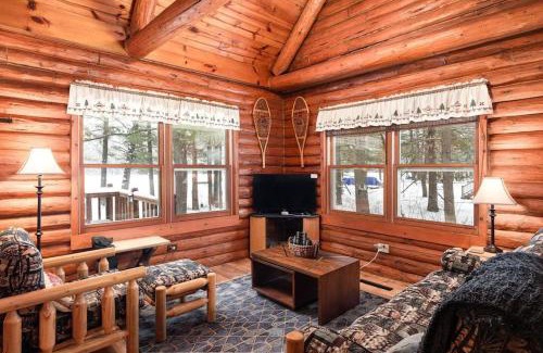 Black River Falls Casa | Lakefront Log Cabin Loft Kayaks Beach Ev