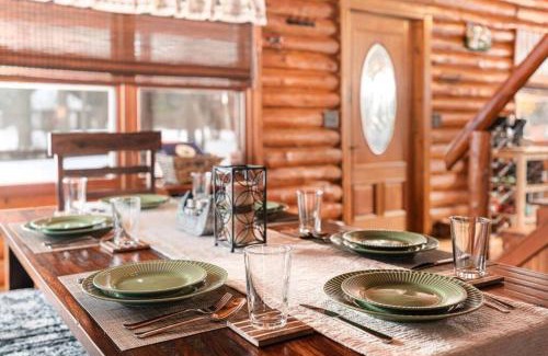 Black River Falls Casa | Lakefront Log Cabin Loft Kayaks Beach Ev