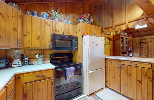Eagle River Casa | Lakefront log cabin on Stone Lake w/2 docks, fire place, paddle boat, & WIFI