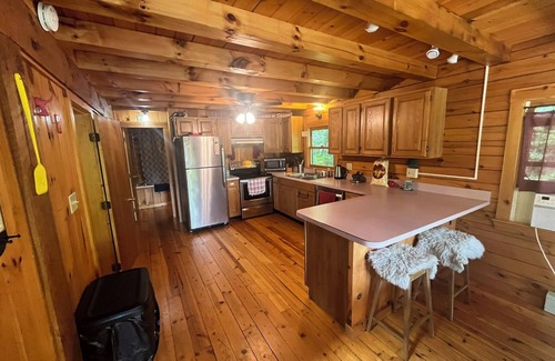 Woodsville Cabina | Lakefront Log Home in White Mountains! Dog-Friendly!