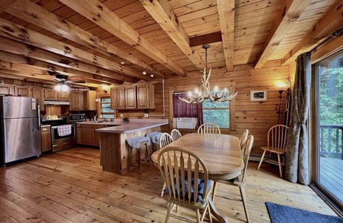 Woodsville Cabina | Lakefront Log Home in White Mountains! Dog-Friendly!