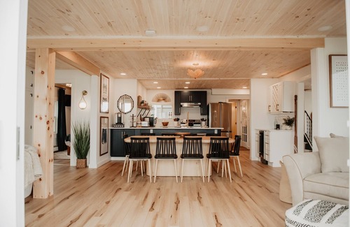 Auburn Casa | Lakefront Luxe | Dock, Kayaks & Modern Design