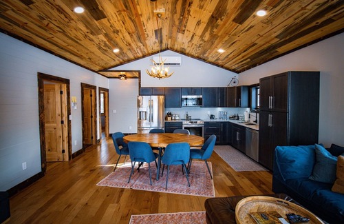 Crosby Cabina | Lakefront Luxe: Rustic-Chic Guesthouse with Hot Tub & Paddle Boards