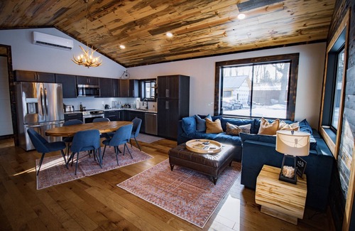 Crosby Cabina | Lakefront Luxe: Rustic-Chic Guesthouse with Hot Tub & Paddle Boards