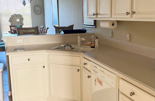 Iona Condominio | Lakefront luxury 3-bedroom 2-bath condo with garage in Fort Myers, near beach!