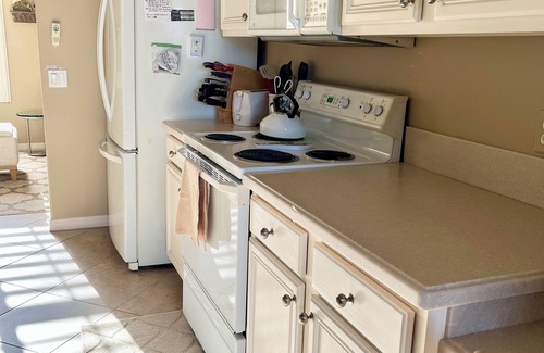 Iona Condominio | Lakefront luxury 3-bedroom 2-bath condo with garage in Fort Myers, near beach!
