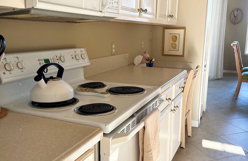 Iona Condominio | Lakefront luxury 3-bedroom 2-bath condo with garage in Fort Myers, near beach!
