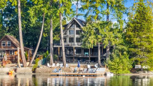 Grapeview Casa | Lakefront Luxury Hot Tub Dock Canoe SUPs Firepits an Stunning Nature Views
