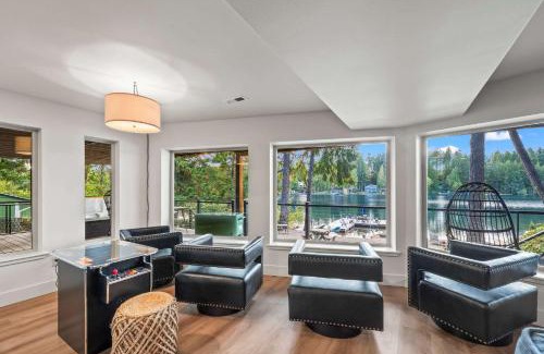 Grapeview Casa | Lakefront Luxury Hot Tub Dock Canoe SUPs Firepits an Stunning Nature Views