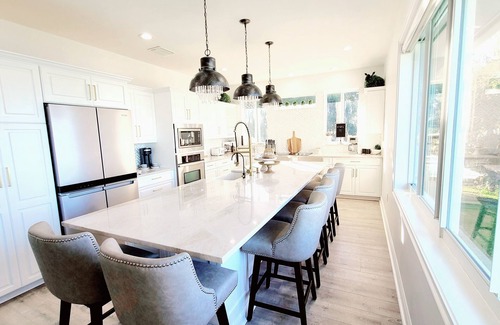 Frostproof Casa | Lakefront Luxury-Legoland, Lake Wales, Sebring Raceway, Disney & Hiking Nearby