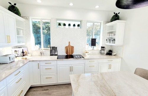 Frostproof Casa | Lakefront Luxury-Legoland, Lake Wales, Sebring Raceway, Disney & Hiking Nearby