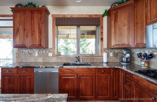 Whitefish Cabina | Lakefront Luxury Cabin Aug, September 2019 DISCOUNT $1200 off