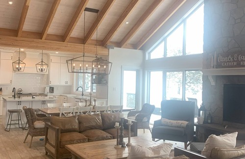 Lac La Hache Chalet De Esquí | Lakefront Luxury on Lac La Hache – 4BR, Sleeps 8+ Private Launch Dock & Hot Tub!
