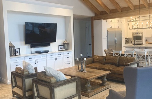 Lac La Hache Chalet De Esquí | Lakefront Luxury on Lac La Hache – 4BR, Sleeps 8+ Private Launch Dock & Hot Tub!