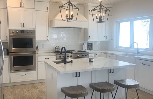 Lac La Hache Chalet De Esquí | Lakefront Luxury on Lac La Hache – 4BR, Sleeps 8+ Private Launch Dock & Hot Tub!