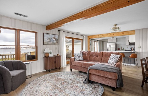 Rochester Casa | Lakefront Luxury on Lake Manitou - Modern Comforts & Stunning Views