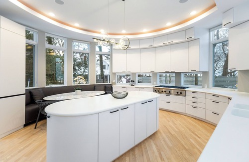Union Pier Casa | Lakefront Luxury, Private Beach & Pool, Tennis