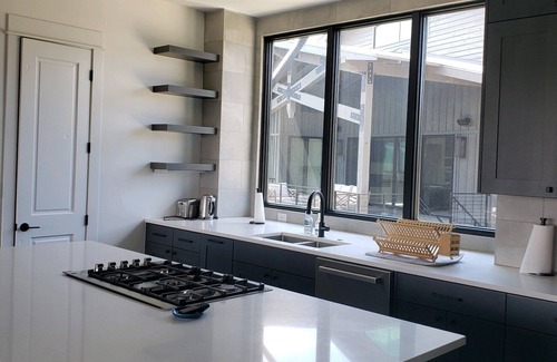 Spicewood Condominio | Lakefront Luxury Retreat: 3BR Condo with Stunning Hill Country Views