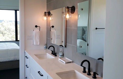Spicewood Condominio | Lakefront Luxury Retreat: 3BR Condo with Stunning Hill Country Views