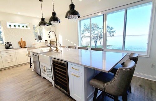Frostproof Casa | Lakefront Luxury-Sebring Raceway, Lake Placid, Legoland, Disney & Hiking Nearby!