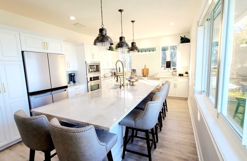 Frostproof Casa | Lakefront Luxury-Sebring Raceway, Lake Placid, Legoland, Disney & Hiking Nearby!