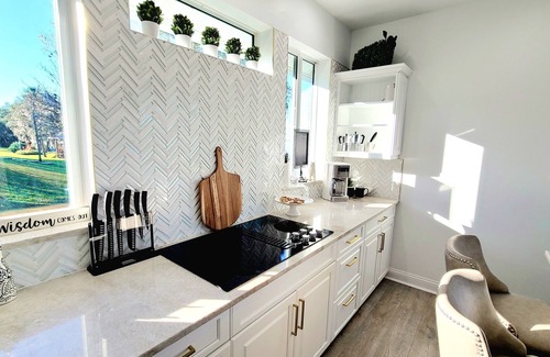 Frostproof Casa | Lakefront Luxury-Sebring Raceway, Lake Placid, Legoland, Disney & Hiking Nearby!