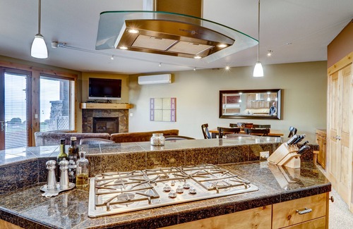 Lakeside Condominio | Lakefront Luxury w Slip (1/3 time), Beautiful Mountain Views!!