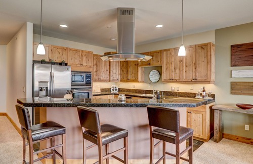 Lakeside Condominio | Lakefront Luxury w Slip (1/3 time), Beautiful Mountain Views!!