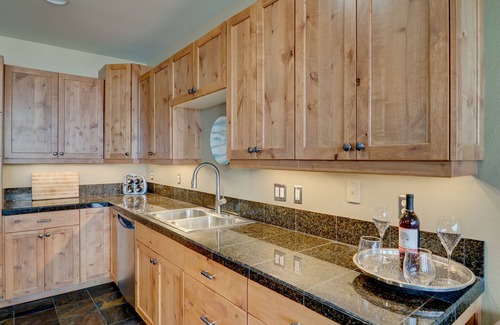 Lakeside Condominio | Lakefront Luxury w Slip (1/3 time), Beautiful Mountain Views!!