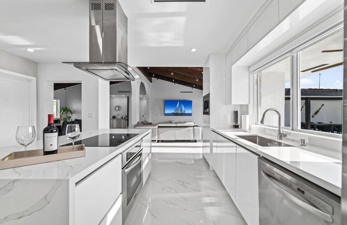 Miami Gardens Casa | Lakefront Mansion 7BR Pool 5min to Hard Rock