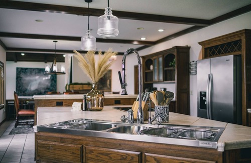 Hot Springs Casa | Lakefront Mansion! Enjoy Ping Pong, Pool, Shuffleboard, Kayaking, BBQ & Sunsets!