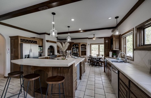 Hot Springs Casa | Lakefront Mansion! Enjoy Ping Pong, Pool, Shuffleboard, Kayaking, BBQ & Sunsets!