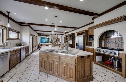 Hot Springs Casa | Lakefront Mansion! Enjoy Ping Pong, Pool, Shuffleboard, Kayaking, BBQ & Sunsets!