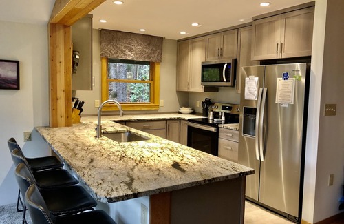 Brevard Cabaña | Lakefront Mountain Retreat - WiFi / Mascotas / Piscina / Golf / Tenis