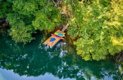 Unaka Casa | Lakefront Murphy Getaway with Deck, Dock and Kayaks!
