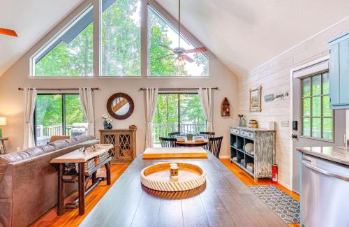 Unaka Casa | Lakefront Murphy Getaway with Deck, Dock and Kayaks!