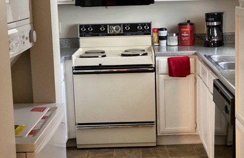 Kansas City Apartamento | Lakefront near KC Chiefs/Royals. Free round-trip airport & game transport