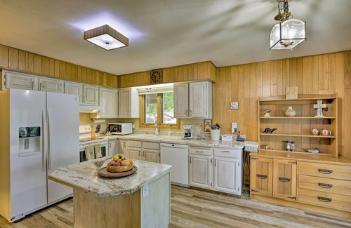 New Auburn Apartamento | Lakefront New Auburn Apt w/ Sauna & Sun Porch