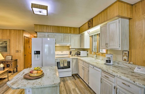 New Auburn Apartamento | Lakefront New Auburn Apt w/ Sauna & Sun Porch