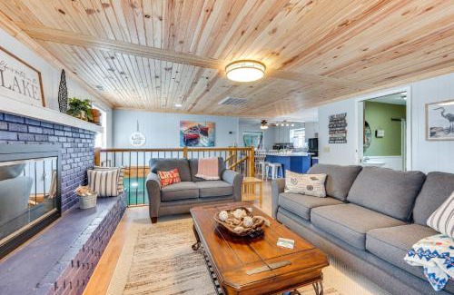 New London Casa | Lakefront New London Home Dock, Fire Pit and Views!